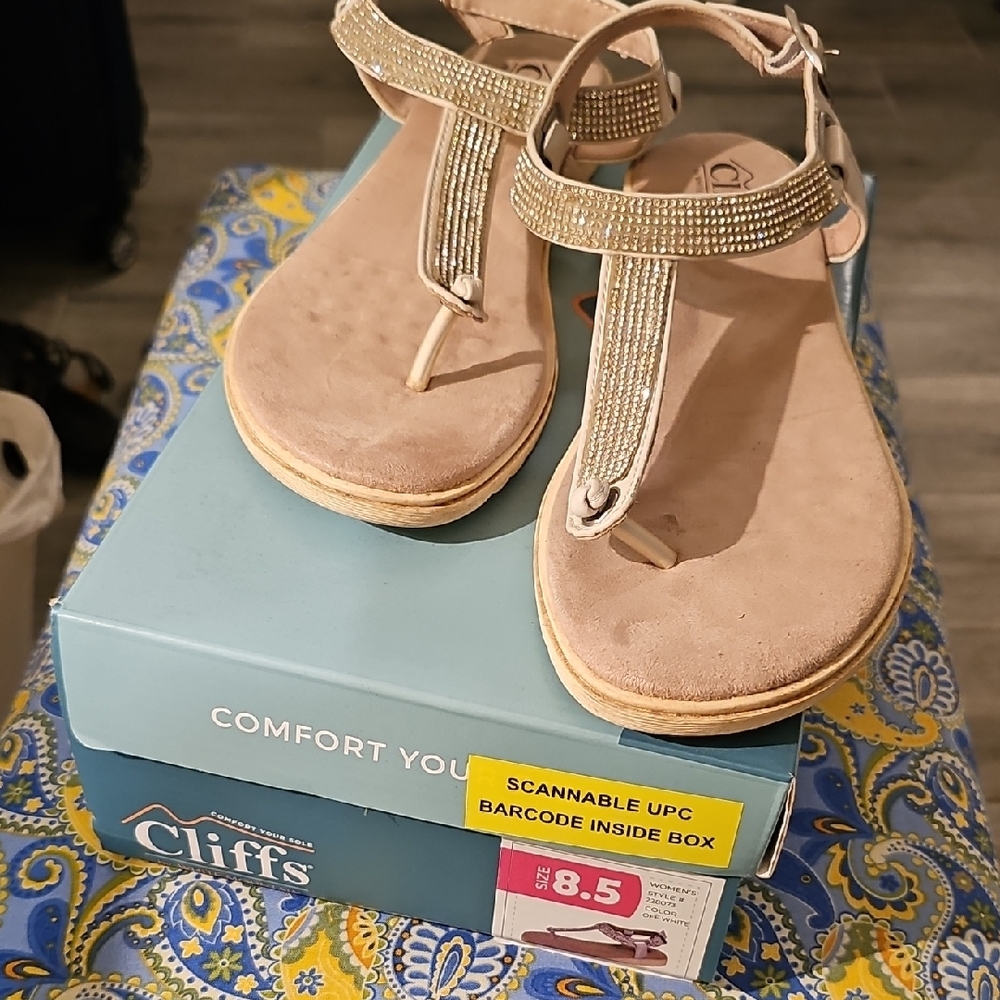 Cliffs by WHITE MOUNTAIN Tan Sandals T-Strap Design